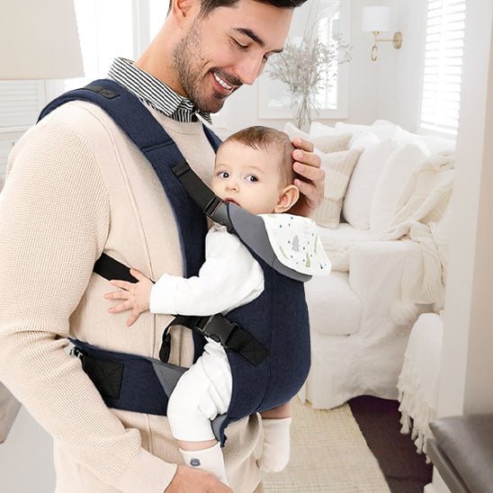 Porte bebe papa souriant- bébé regarde de cote