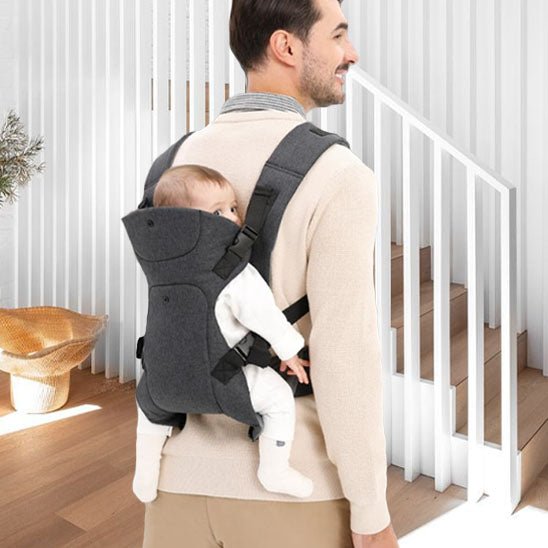 Porte bebe papa souriant avec bébé au dos en posture M