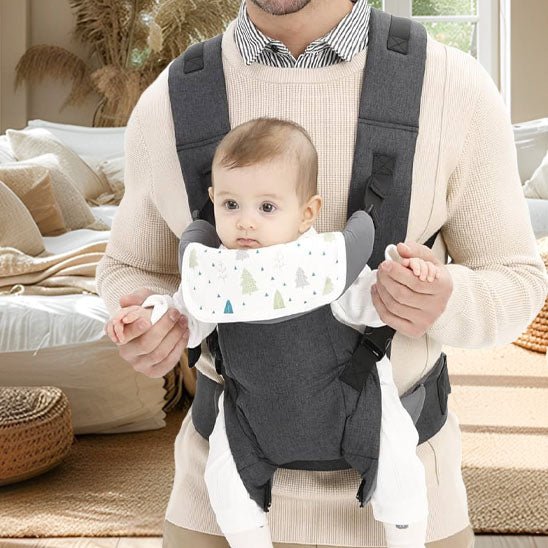 Porte-bebe-papa et bébé observent