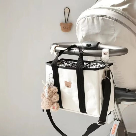 Sac a langer accroché sur la poussette