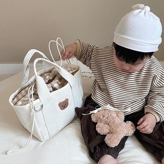 Sac a langer bebe envoie la main dans le sac