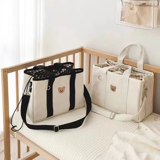 Sac a langer deux sur le lit de bébé