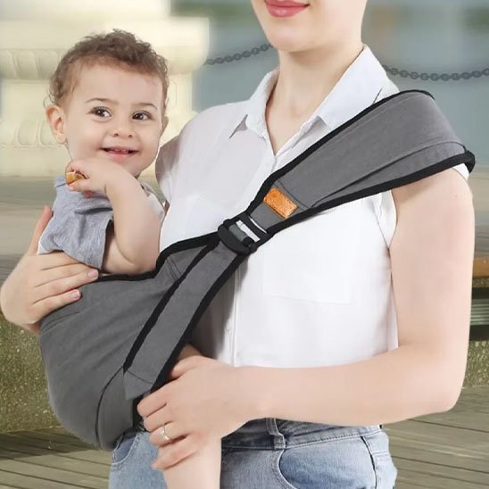 porte bebe gris bébé sourit